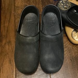 Black Danskos